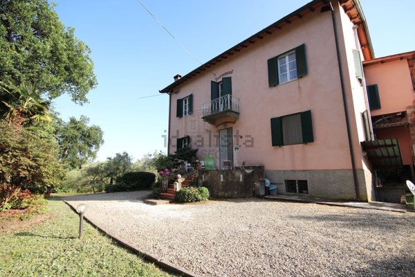 casa indipendente in vendita a Lucca in zona Centro Città