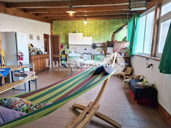 casa indipendente in vendita a Lucca in zona Nozzano