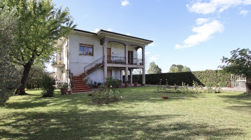 casa indipendente in vendita a Lucca