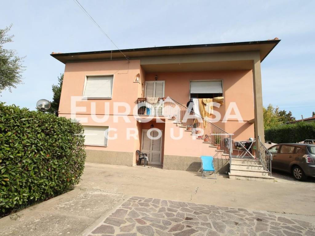 casa indipendente in vendita a Lucca in zona zona Arancio
