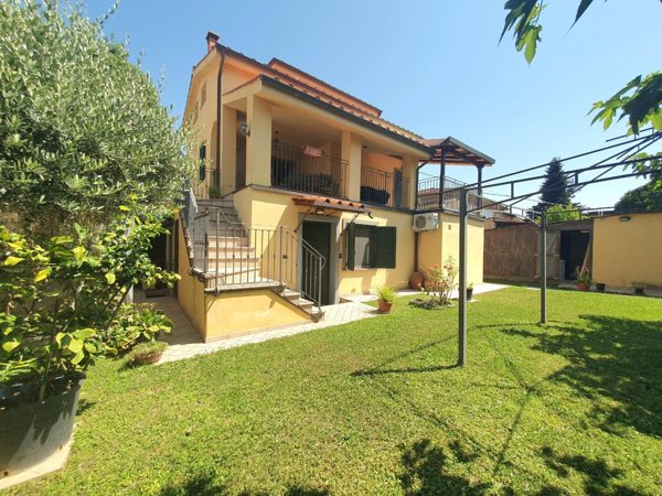 casa indipendente in vendita a Lucca in zona zona Mugnano