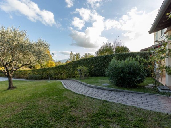 casa indipendente in vendita a Lucca in zona Monte San Quirico