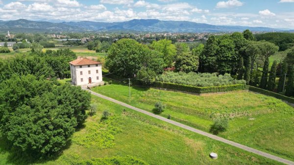 casa indipendente in vendita a Lucca in zona Centro Città