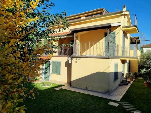 casa indipendente in vendita a Lucca in zona zona Mugnano