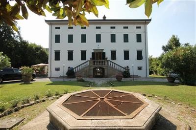 casa indipendente in vendita a Lucca in zona Centro Città