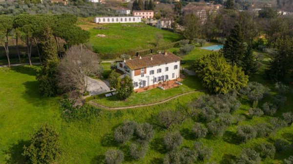 casa indipendente in vendita a Lucca
