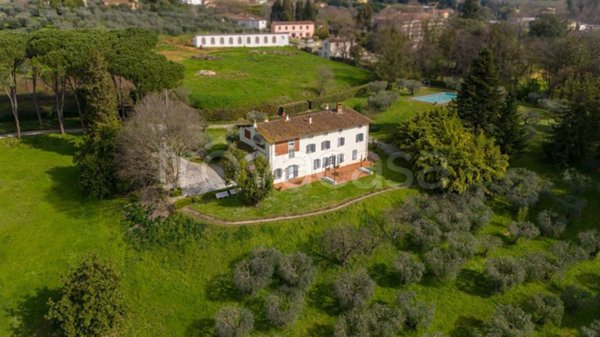 casa indipendente in vendita a Lucca