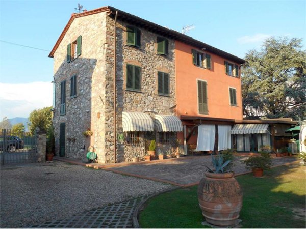 villa in vendita a Lucca in zona Centro Città