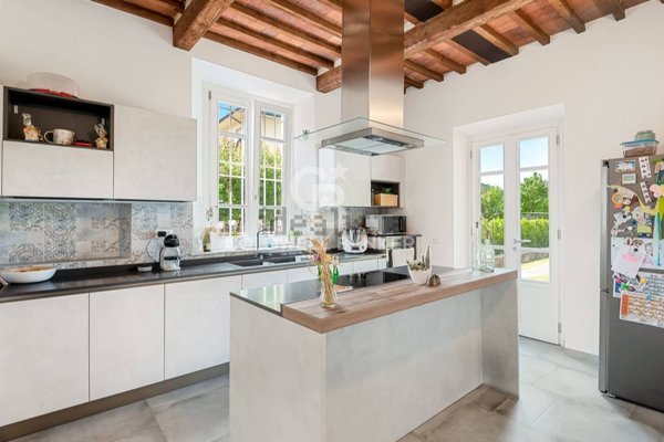 casa indipendente in vendita a Lucca in zona Montuolo