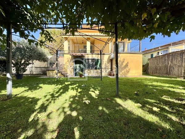 casa indipendente in vendita a Lucca in zona zona Mugnano