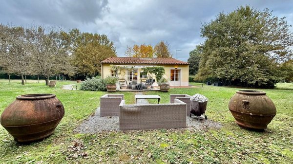 casa indipendente in vendita a Lucca in zona Massa Pisana