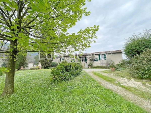 casa indipendente in vendita a Lucca in zona Vicopelago