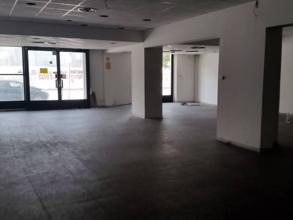 locale commerciale in vendita a Lucca in zona Ponte San Pietro