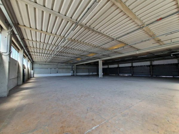 locale commerciale in vendita a Lucca in zona zona Arancio