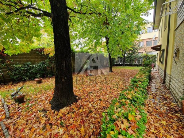 casa indipendente in vendita a Lucca in zona Sant'Anna