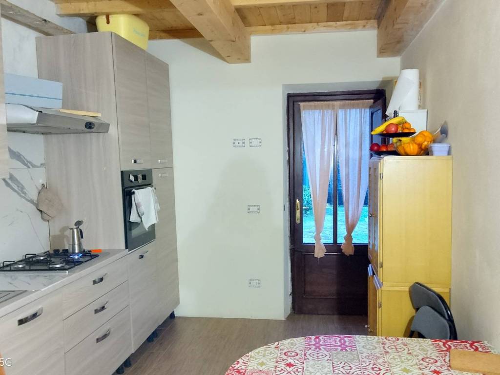 casa indipendente in vendita a Lucca in zona Cerasomma