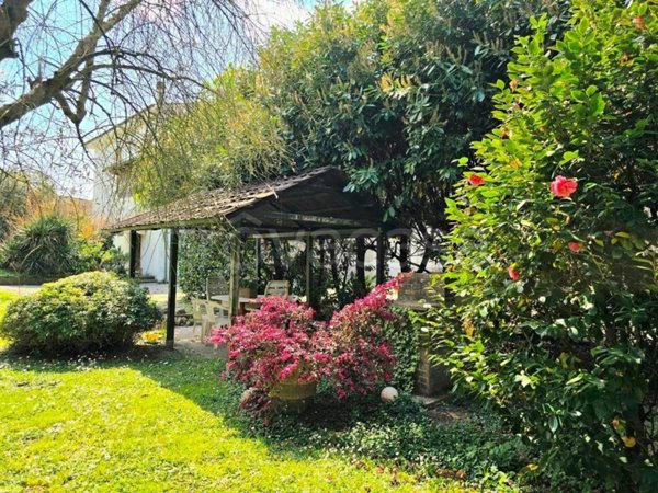 casa indipendente in vendita a Lucca in zona Balbano