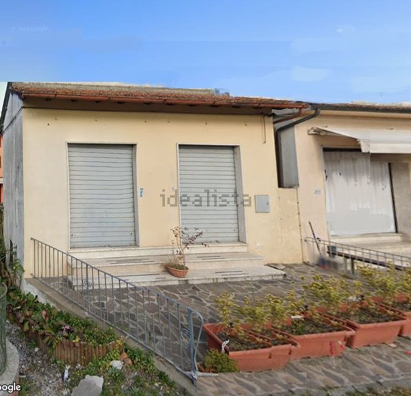 negozio in vendita a Lucca in zona Maggiano