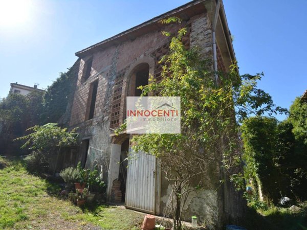casa indipendente in vendita a Lucca in zona Montuolo