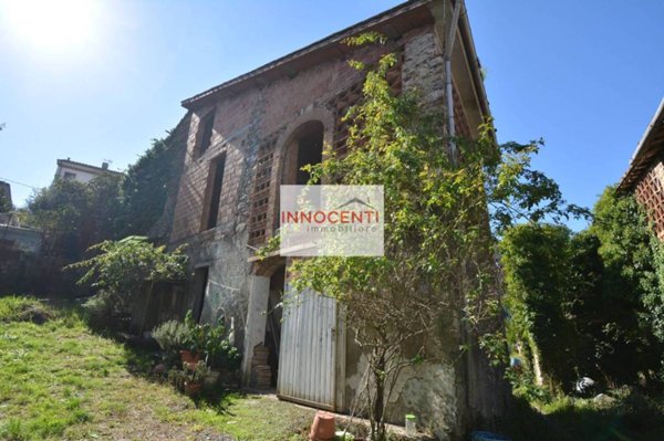 casa indipendente in vendita a Lucca in zona Montuolo