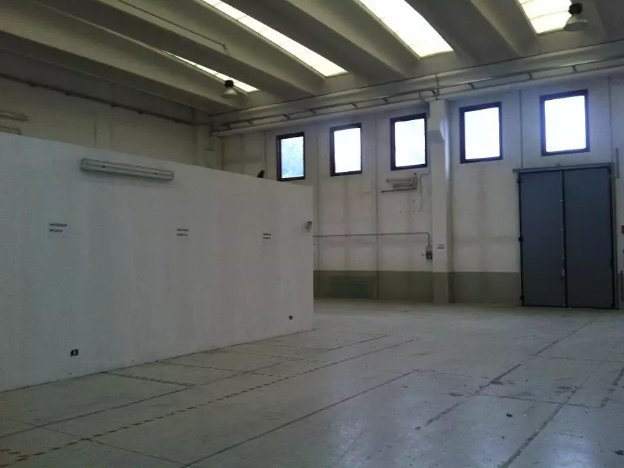 locale commerciale in vendita a Lucca