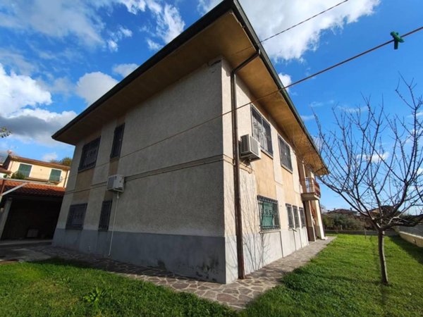 casa indipendente in vendita a Lucca in zona Ponte San Pietro
