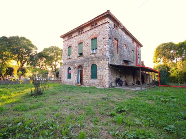 casa indipendente in vendita a Lucca in zona Nozzano