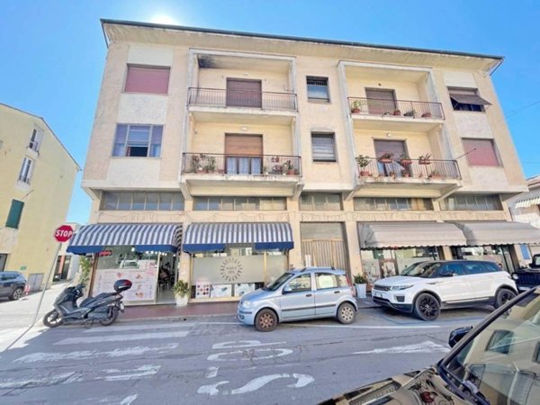 negozio in vendita a Lucca in zona zona Arancio