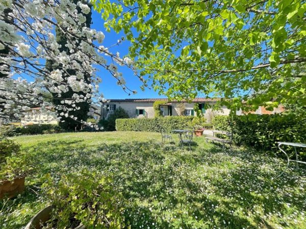 casa indipendente in vendita a Lucca in zona Massa Pisana