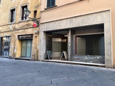 negozio in vendita a Lucca in zona Centro Città
