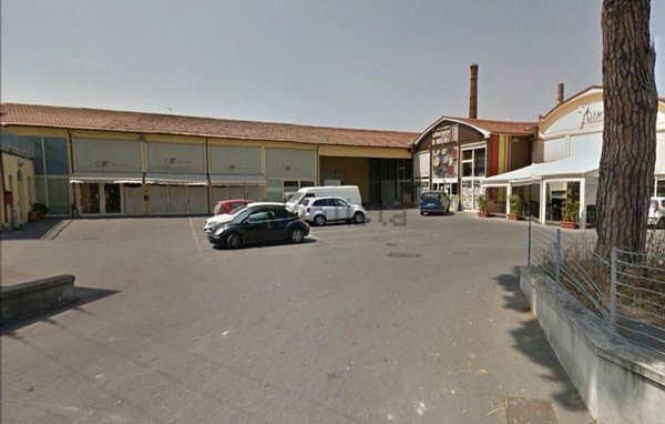 locale commerciale in vendita a Lucca