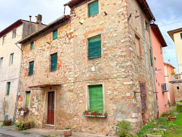 casa indipendente in vendita a Lucca in zona Cerasomma
