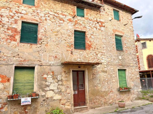 casa indipendente in vendita a Lucca in zona Cerasomma