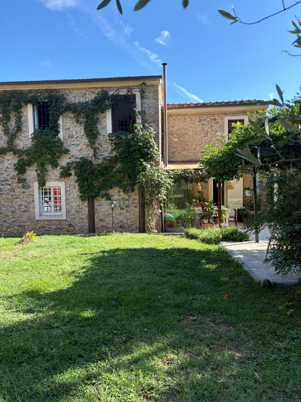 casa indipendente in vendita a Lucca in zona Santa Maria del Giudice