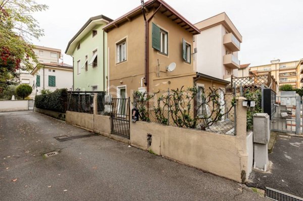 casa indipendente in vendita a Lucca in zona Sant'Anna