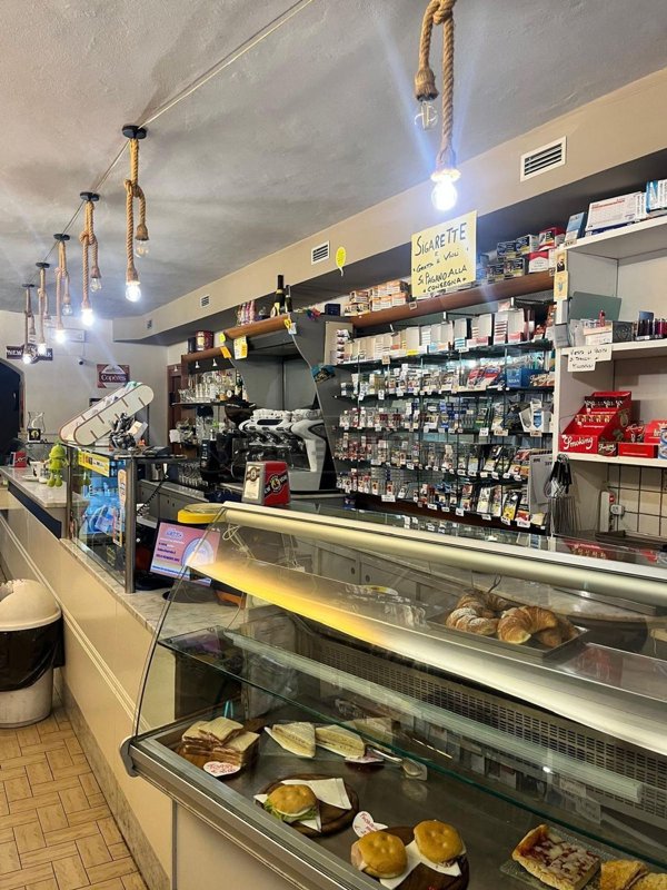 negozio in vendita a Lucca in zona Pontetetto