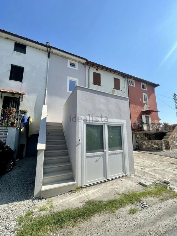 casa indipendente in vendita a Lucca in zona San Cassiano a Vico