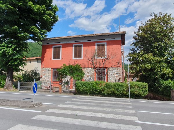 casa indipendente in vendita a Lucca in zona Ponte a Moriano