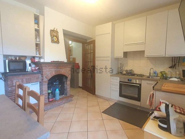 casa indipendente in vendita a Lucca in zona Montuolo