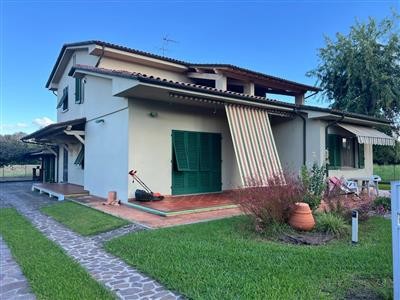 casa indipendente in vendita a Lucca