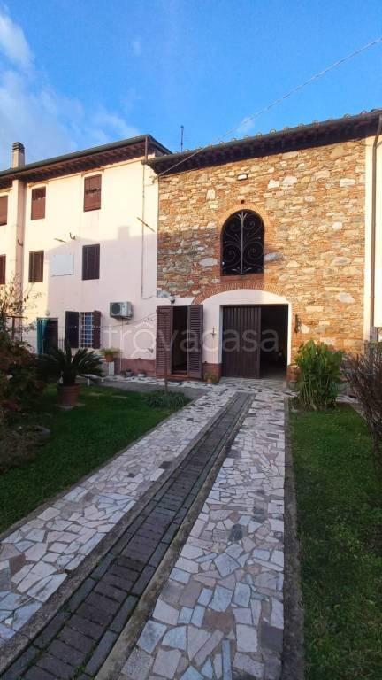 casa indipendente in vendita a Lucca in zona zona Antraccoli