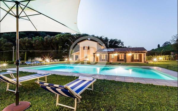 casa indipendente in vendita a Lucca in zona Vallebuia