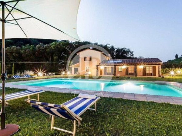 casa indipendente in vendita a Lucca in zona Vallebuia