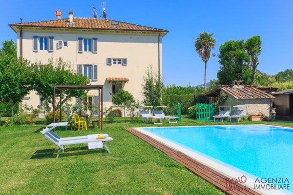 casa indipendente in vendita a Lucca in zona Centro Città