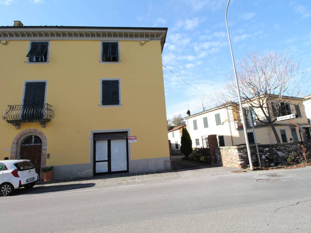 negozio in vendita a Lucca in zona Ponte a Moriano