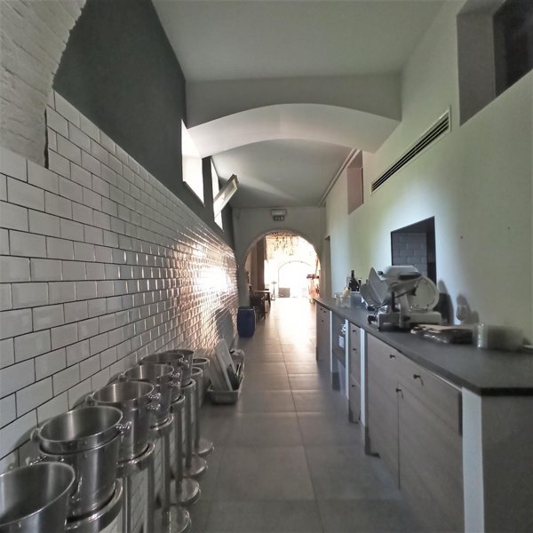 locale commerciale in vendita a Lucca in zona Centro Città