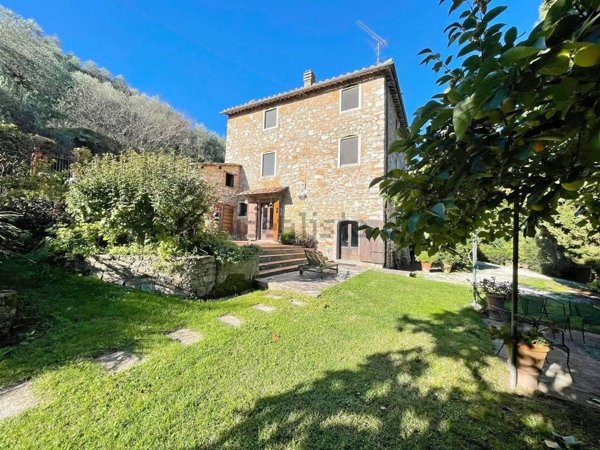 casale in vendita a Lucca in zona Massa Pisana