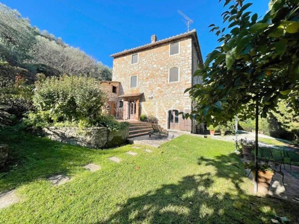 casale in vendita a Lucca in zona Centro Città