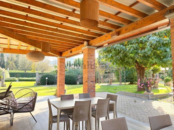 casa indipendente in vendita a Lucca