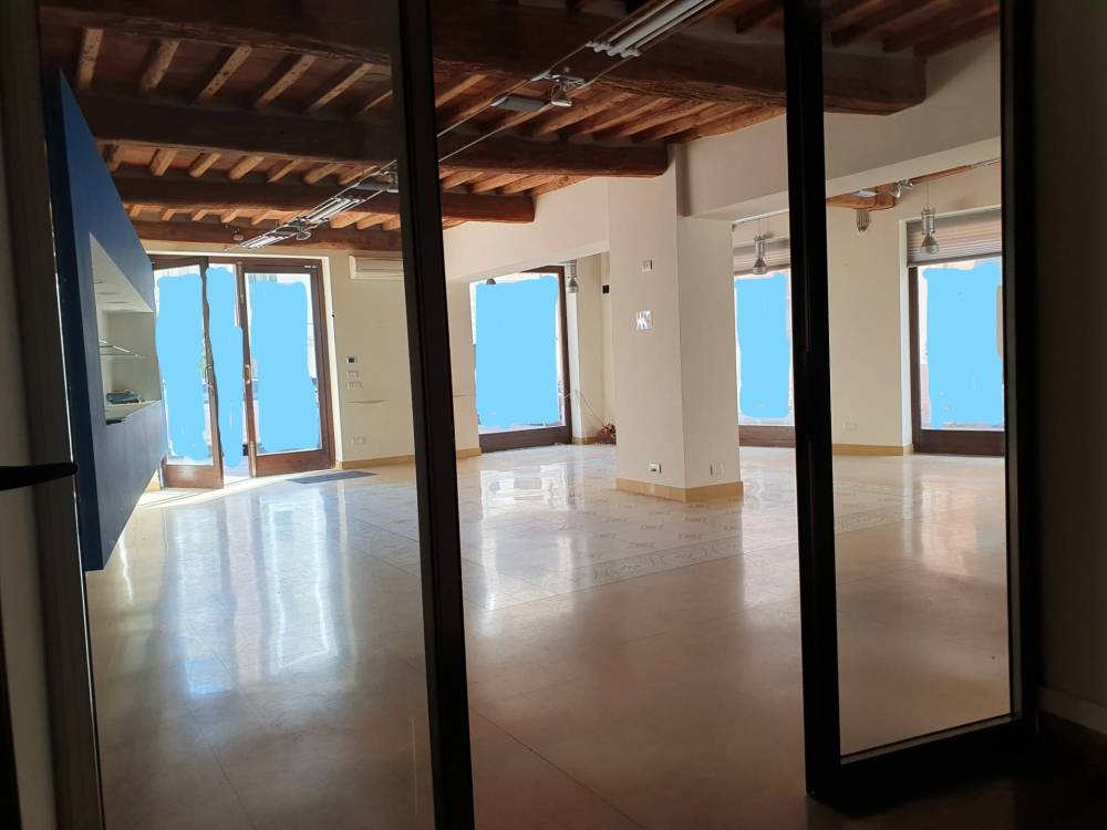 negozio in vendita a Lucca in zona Centro Città